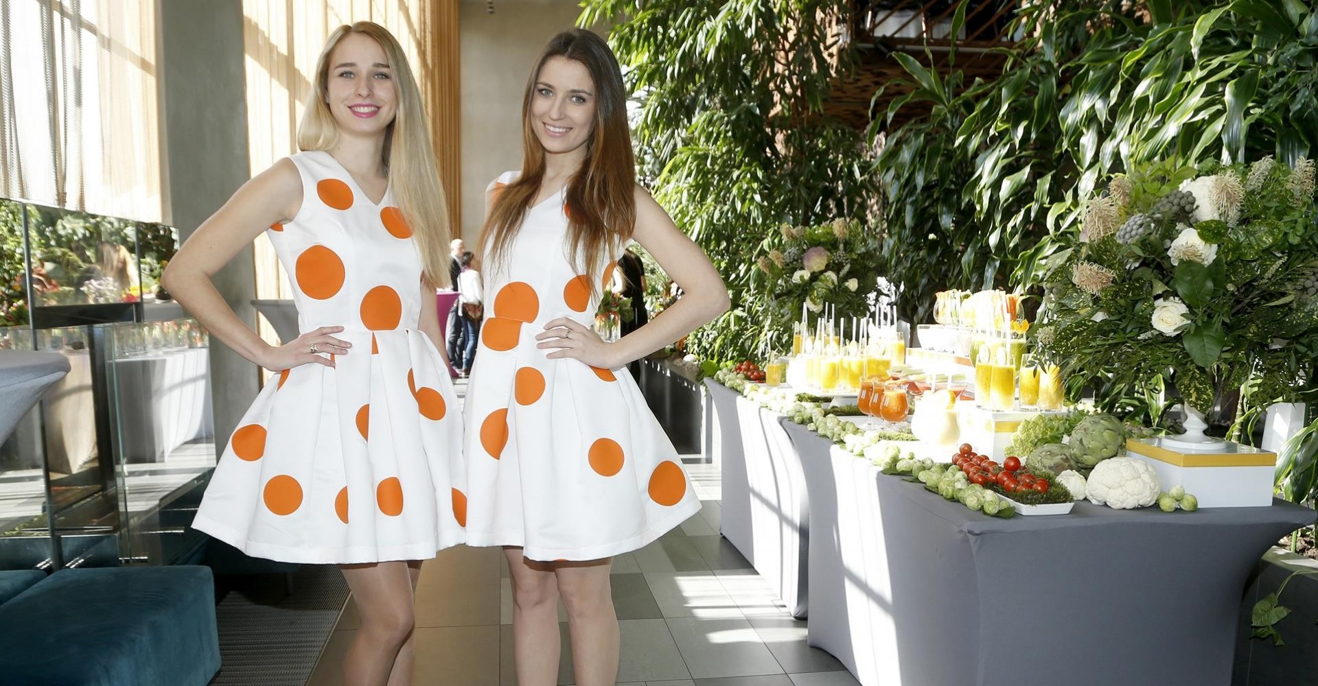 sukienki w pomarańczowe grochy